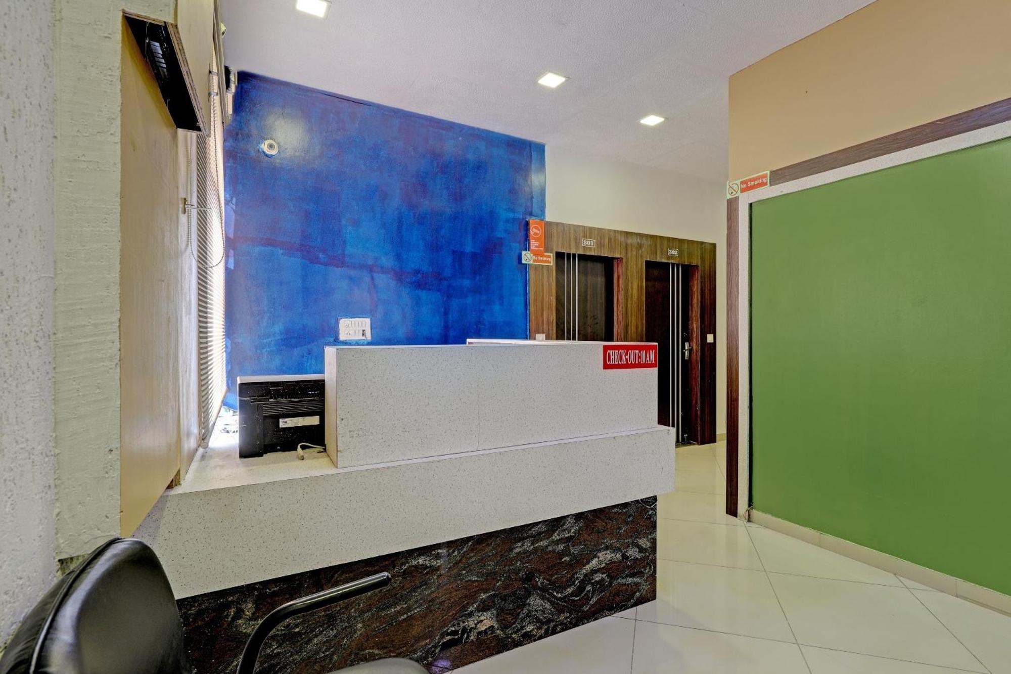 Oyo 11649 Hotel Mahima Gandhinagar Exterior foto