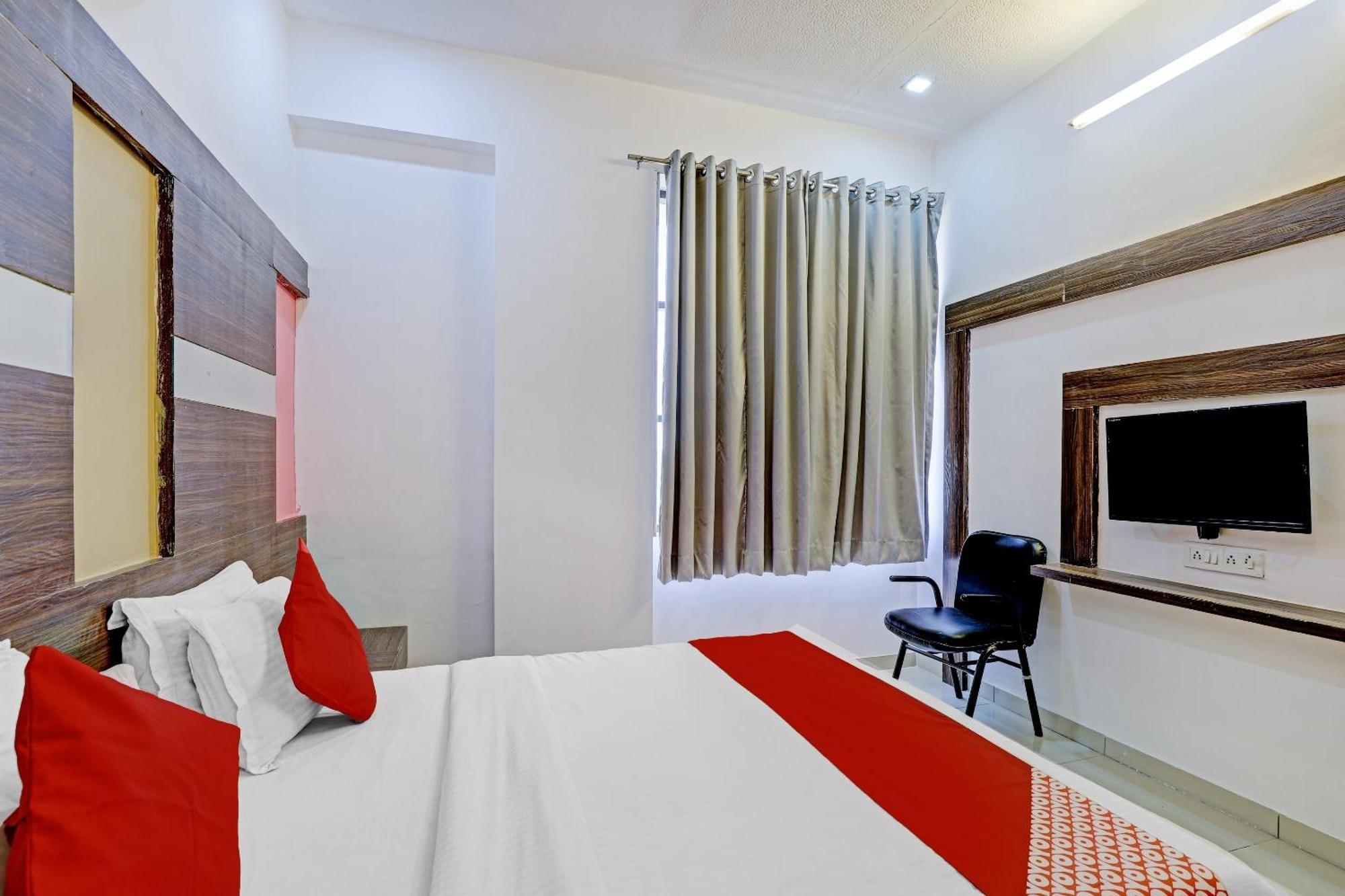 Oyo 11649 Hotel Mahima Gandhinagar Exterior foto