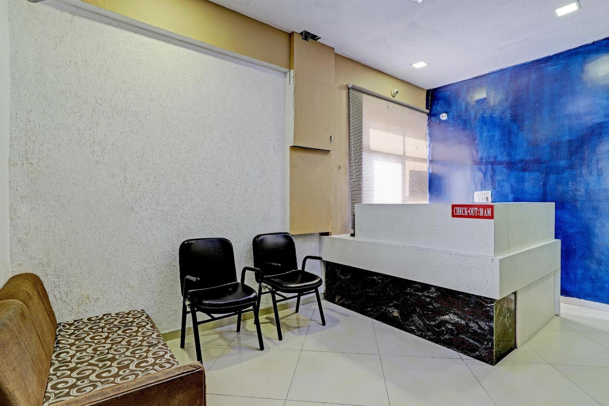 Oyo 11649 Hotel Mahima Gandhinagar Exterior foto