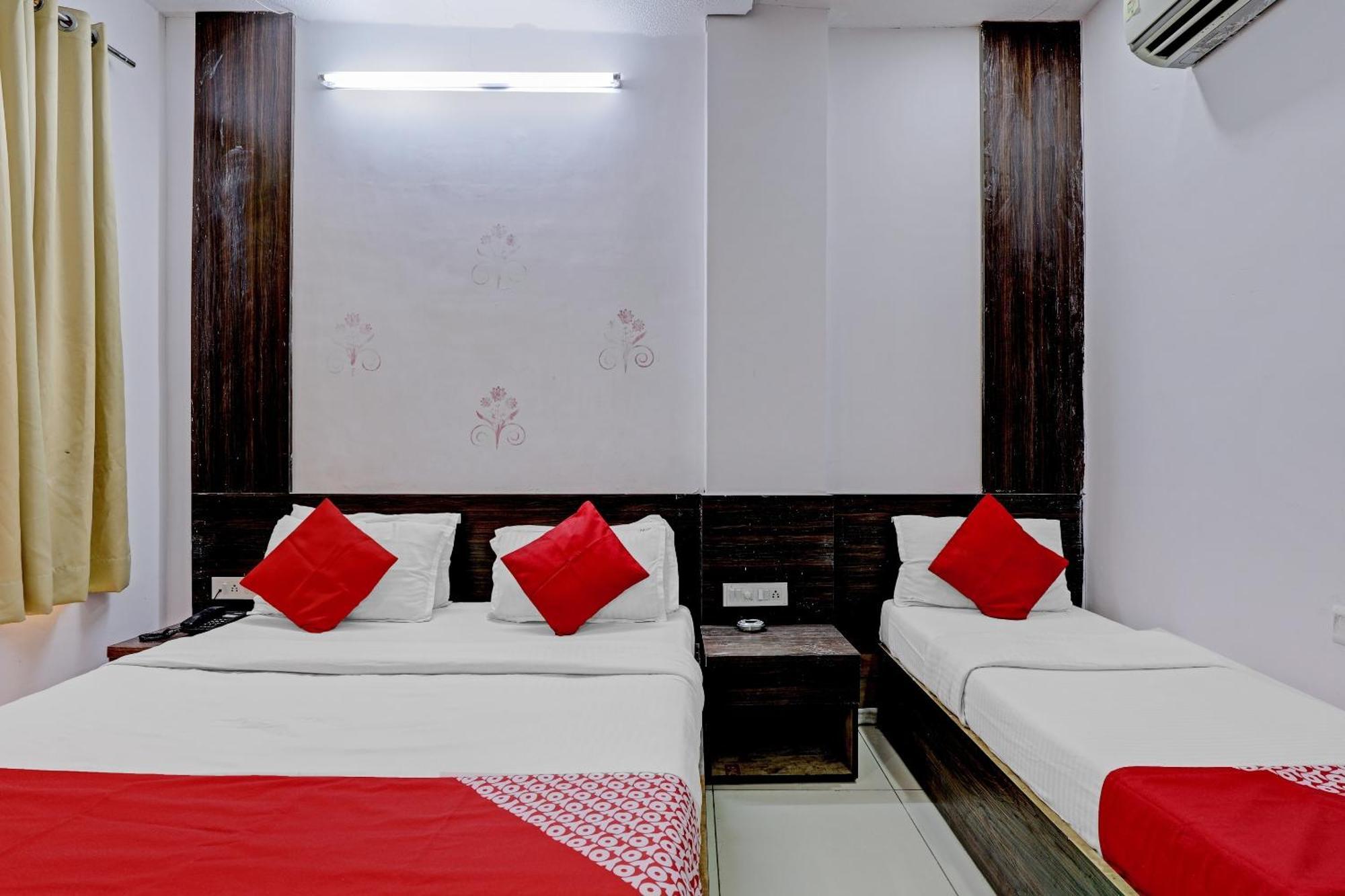 Oyo 11649 Hotel Mahima Gandhinagar Exterior foto