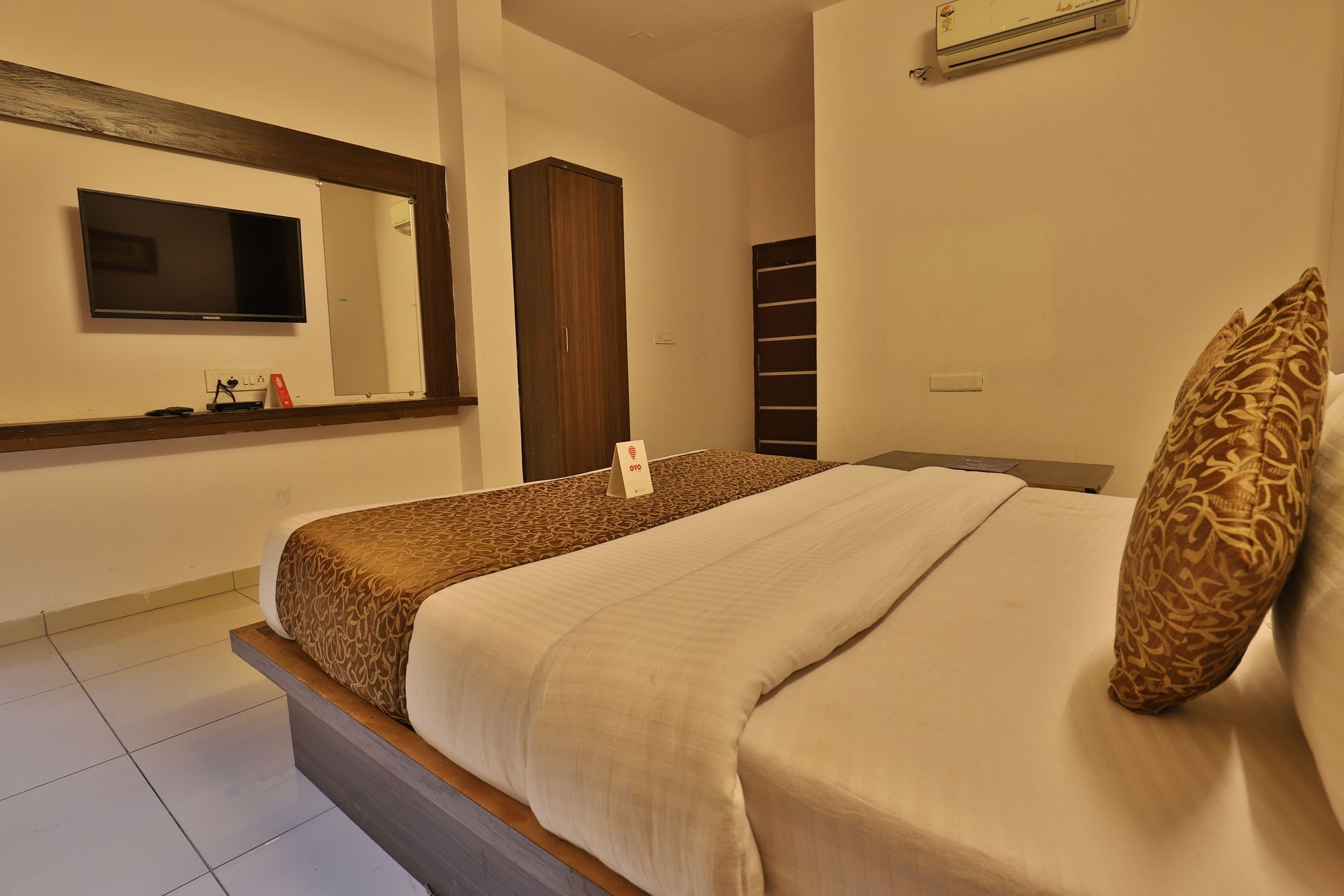 Oyo 11649 Hotel Mahima Gandhinagar Exterior foto